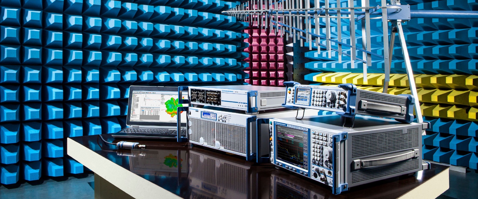 EMC laboratoř Rohde & Schwarz s měřicími přístroji